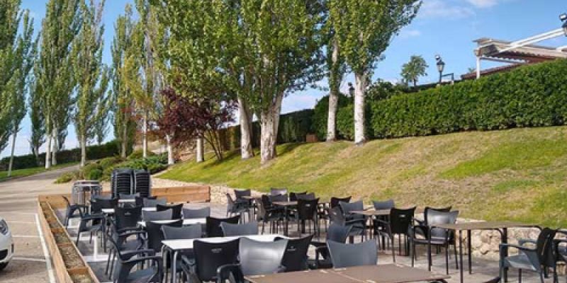 Terraza exterior con mesas y sillas