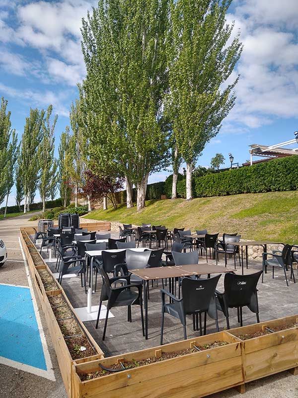 Terraza exterior con mesas y sillas